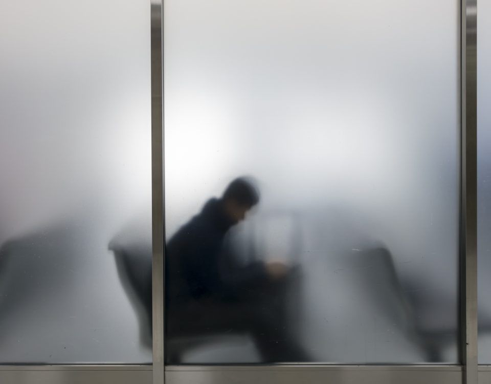 hombre esperando en el aeropuerto